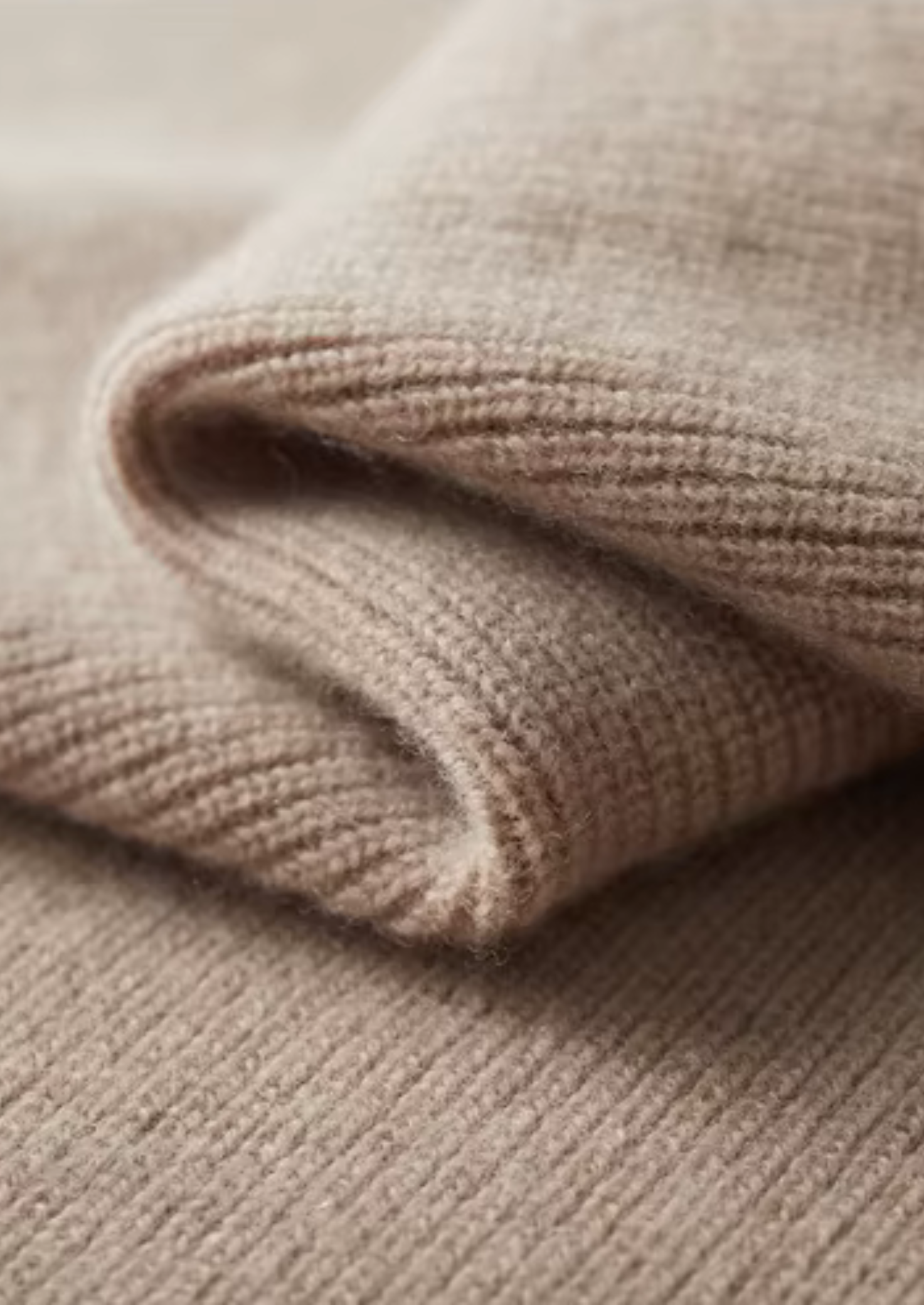 Two-Tone Zipper Sweater Polo for Men - Casual Knit Top for Everyday Wear
